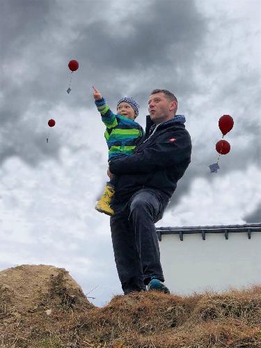 Die Kinder haben mit ihren Eltern Luftballons mit ihren Herzenswünschen steigen lassen.  - Foto von Iris Zillich