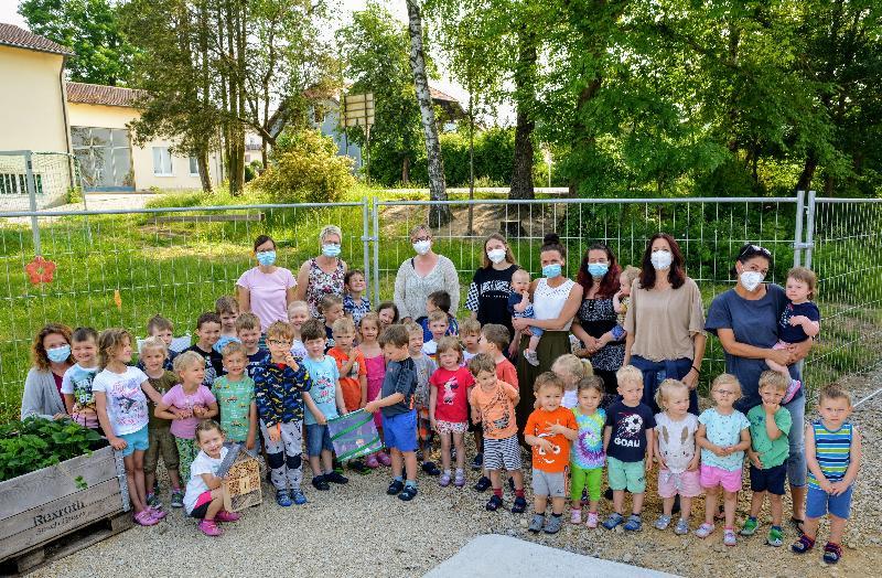 Die Buben und Mädchen freuen sich zusammen mit dem Team der Kindertagesstätte, dass ihr Schmetterlingsprojekt so gut geklappt hat und ihnen viele interessante Erfahrungen gebracht hat. - Foto von Fritz Dietl