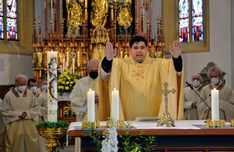 Pfarrei Hirschau freut sich über seinen Neupriester Ramon Rodriguez.