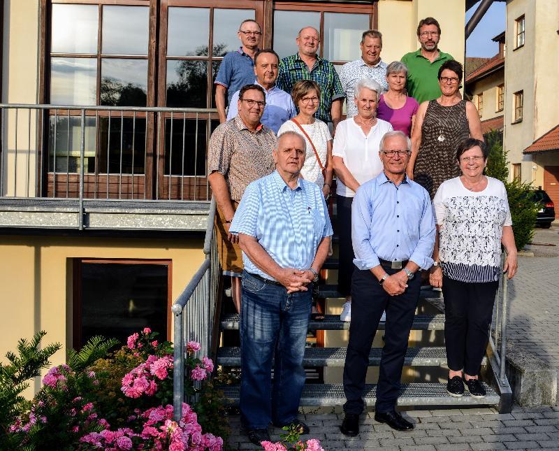 2. Bürgermeisterin Bärbel Birner, vorne re., gratulierte der neuen Vorstandschaft des Obst- und Gartenbauvereins Hirschau. - Foto von Fritz Dietl