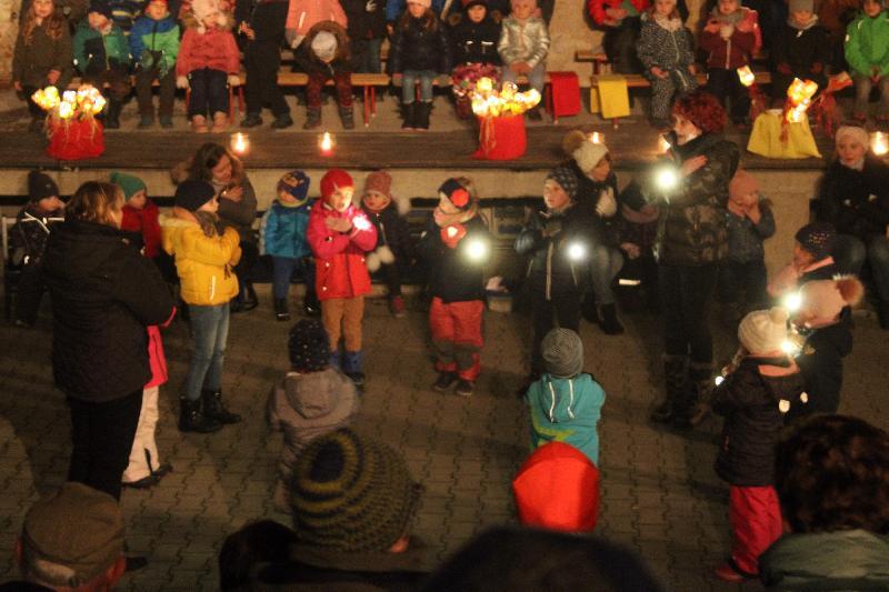 Die Kinder des St. Wolfgang-Kindergartens feierten auf dem Festspielgelände im Schlosshof den Namenstag des Hl. Martin. Die Vorschulkinder zeigten einen Lichtertanz. - Foto von Werner Schulz