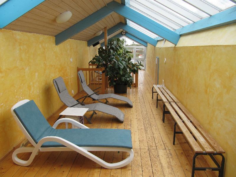 Etwas besonderes der Sauna im Hirschauer Sportpark stellt  der lichtdurchflutete Ruheraum direkt unter dem Dach  dar. - Foto von Gerhard Fleischmann