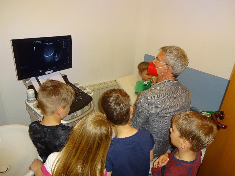 Arztpraxis: In der Praxis zeigte Dr. Liemer den Kindern unter anderem wie ein Ultraschall funktioniert - Foto von Verena Käs