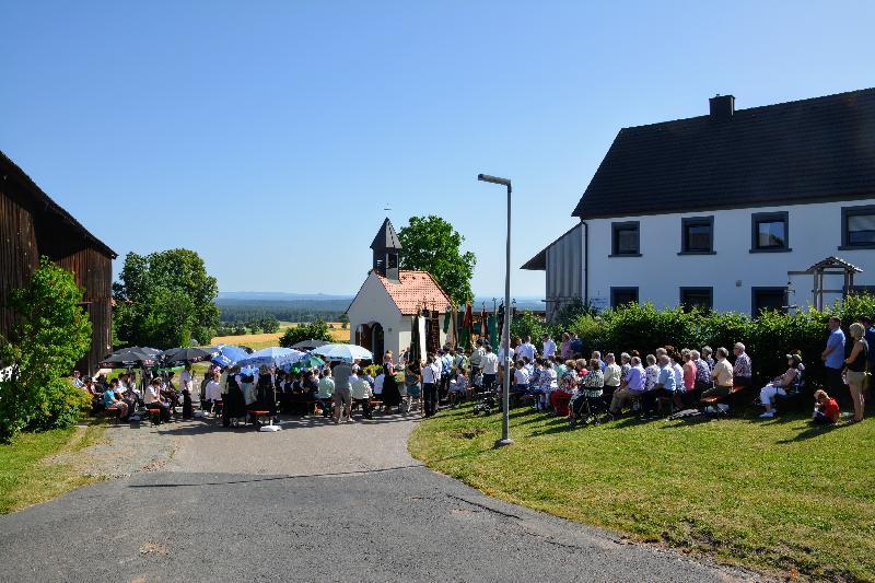 An der Rödlaser Kapelle wurde der Festgottesdienst gefeiert, zelebriert von Pfarrer Johann Hofmann. - Foto von Fritz Dietl