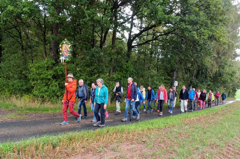 Angehörige der Pfarreiengemeinschaft Hirschau/Ehenfeld pilgerten zu Fuß zum Mausberg. - Foto von Fritz Dietl