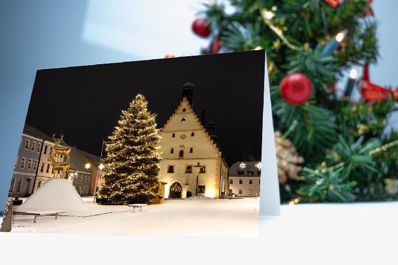 Alle Jahre wieder sorgt der Hirschauer Hobbyfotograf Alfred Härtl für bezaubernde Weihnachtskarten, die die gute Stube der Stadt Hirschau im schönsten Wintergewand mit Weihnachtsbaum zeigen.  - Foto von Alfred Härtl