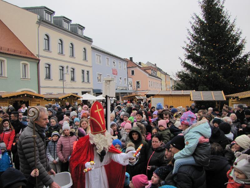 Hirschauer Weihnachtsmarkt mit guten Besuch.