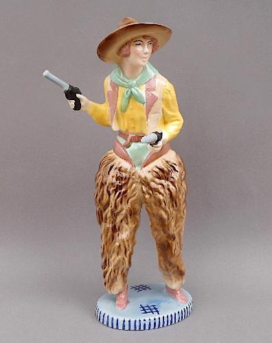 Selbst Fachleute zweifelten daran, dass die „Cowboy-Lady“ in Hirschau produziert wurde. Gewissheit verschafften erst Werbeblätter, die Karl Forster 2004 zur Eröffnung der damaligen Steingutausstellung mitbrachte. - Foto von Werner Schulz