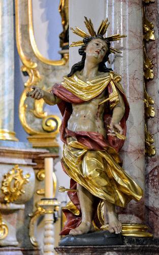 Sowohl am rechten Seitenaltar, wie auch am Hochaltar, ist eine Figur des Hl. Sebastian, in der Ehenfelder Pfarrkirche. - Foto von Fritz Dietl