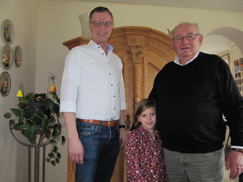 1.Bürgermeister Hermann Falk gratuliert Karl Wildenauer rechts zum 85. Geburtstag. In der Mitte  Enkelin Lilly. 
 - Foto von Gerhard Fleischmann