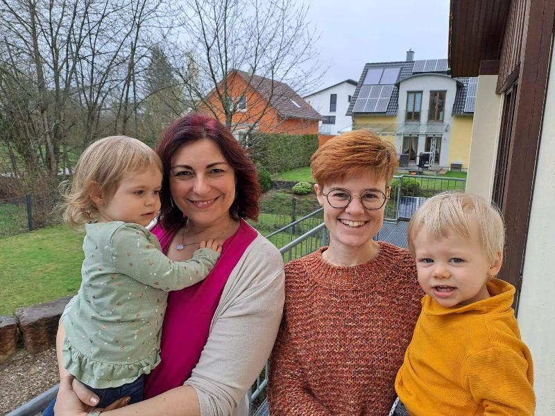 Sonja Gebhard (l.) und Lisamarie Schmidl (r.) leiten die Hirschauer Eltern-Kind-Gruppe ab sofort gemeinsam. - Foto von Werner Schulz