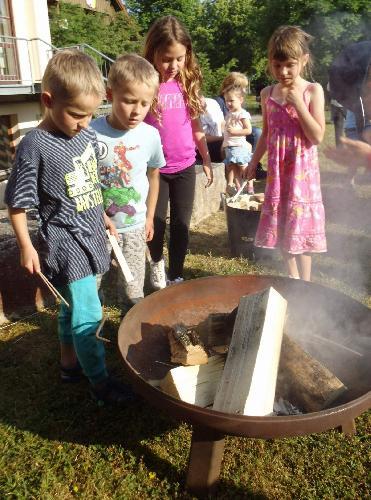 Die Jungen und Mädchen ließen große Vorsicht walten, als sie ihre Stäbchen und Holzscheite in das Johannisfeuer warfen, um es zum Brenne zu bringen bzw. am Brennen zu halten. - Foto von Werner Schulz