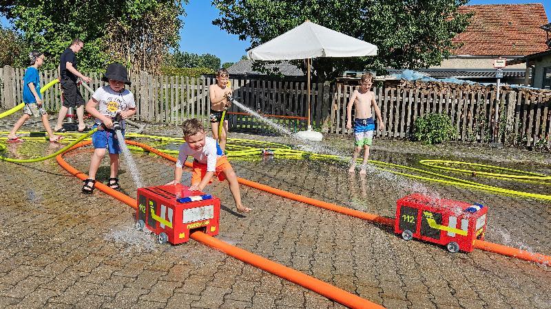 Wasser marsch beim Ferienprogramm der Feuerwehr