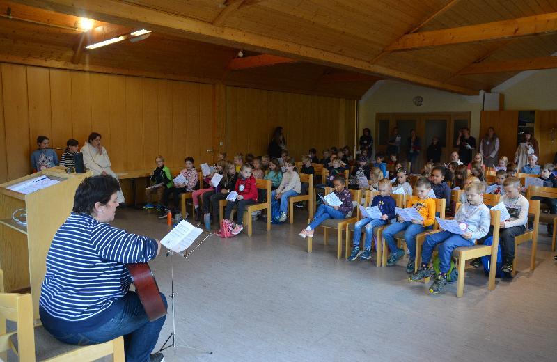 Zu Beginn des Kinderbibeltags wurde gemeinsam gesungen, später auch in den einzelnen Gruppen und zum Abschluss der Veranstaltung. - Foto von Fritz Dietl