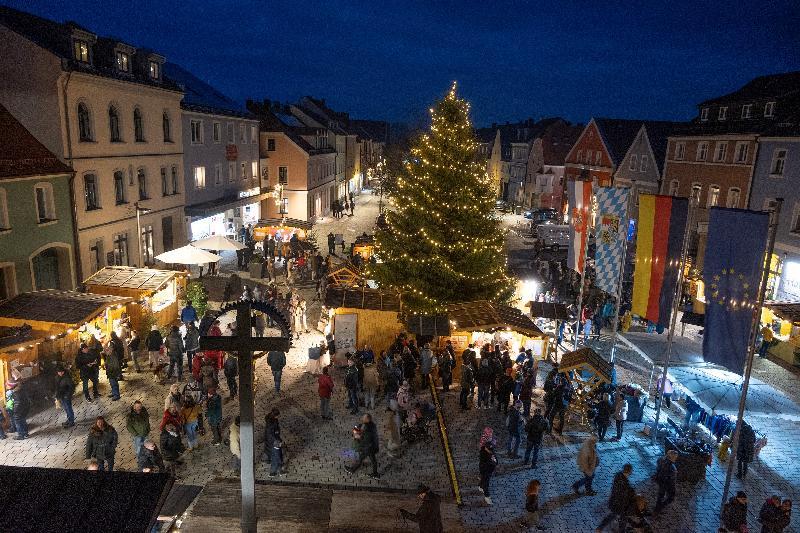In vorweihnachtlichem Glanz erstrahlt am ersten Adventswochenende wieder der Markplatz der Kaolinmetropole, wenn dort zum 35. Mal der Hirschauer Weihnachtsmarkt stattfindet. - Foto von Werner Schulz