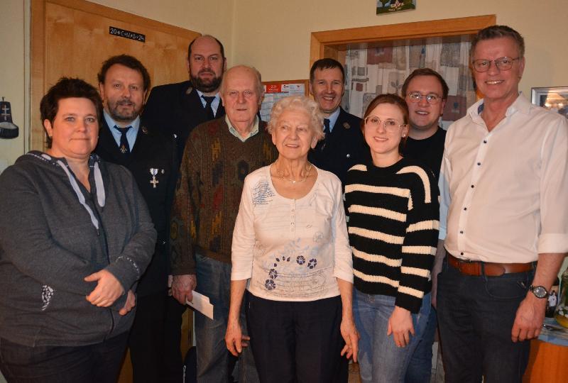 Zusammen mit Bürgermeister Hermann Falk re. gratulierten Vertreter der örtlichen Vereine Georg Schlosser, 4. v. li, zum 85. Geburtstag. - Foto von Fritz Dietl