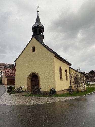 Erst 2011 saniert, ist die der Heiligen Dreifaltigkeit geweihte, dankmalgeschützte Dorfkapelle in Krickelsdorf schon wieder renovierungsbedürftig. Das Kirchlein muss innen und außen neu verputzt werden. Die Krickelsdorfer hoffen, dass dies noch 2024 erledigt wird. - Foto von Werner Schulz