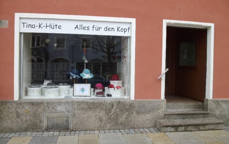 Da, wo früher Uhren und Schmuck zum Kauf angeboten wurden, gibt es bei „Tina-K-Hüte“ seit September 2023 „Alles für den Kopf“ zu kaufen. - Foto von Werner Schulz